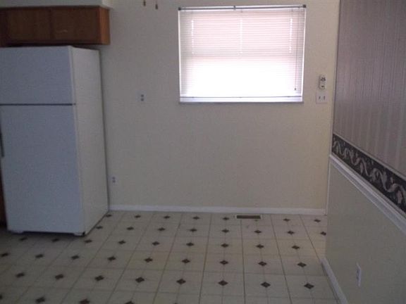 5th image of 2446 Lysle Ln