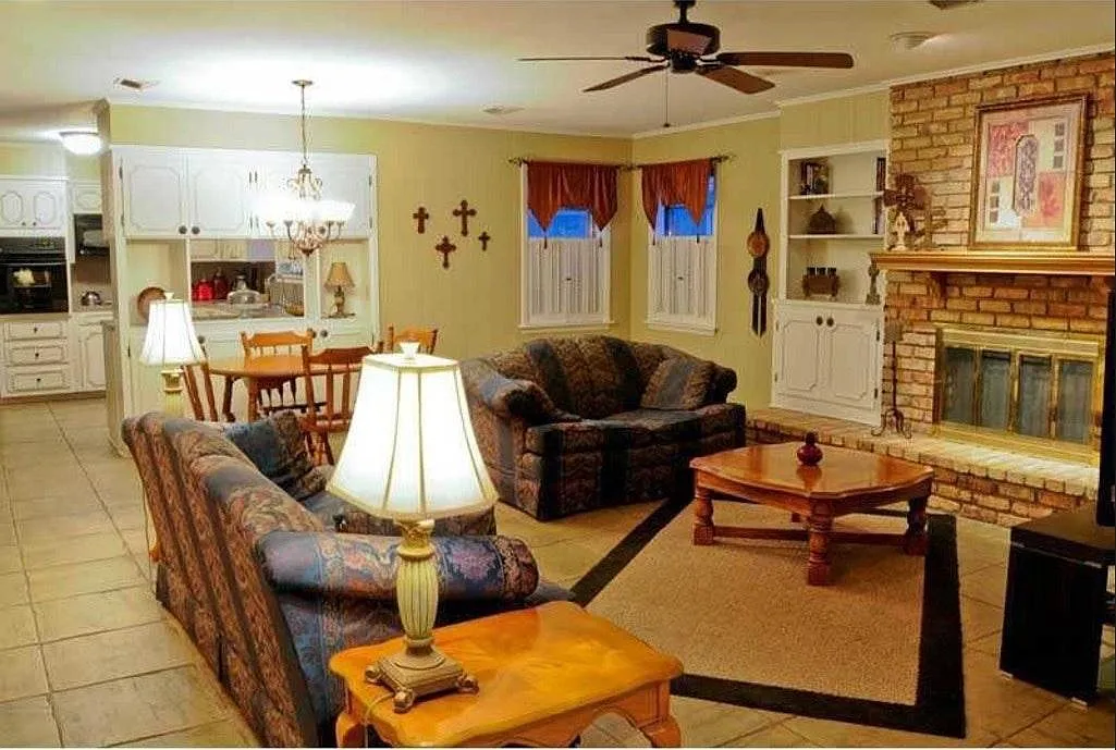 3 bed, 2300 sqft, $1,950 — Photo 2