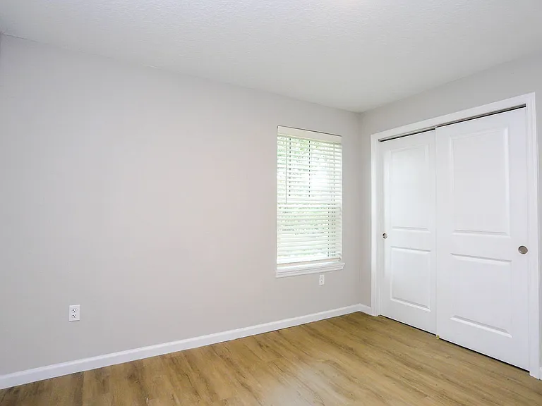 Royal Oak Apartments — Photo 19