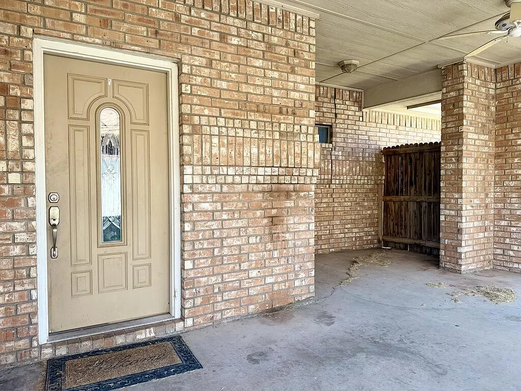 3 bed, 2.0 bath, 1793 sqft, $2,400 — Photo 2