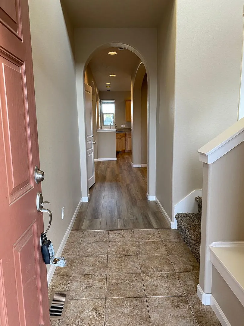 Light & bright home in Sun Meadow! — Photo 3
