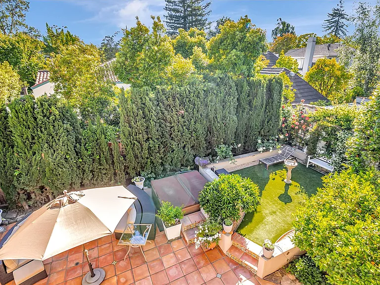1568 Mariposa Ave — Photo 50