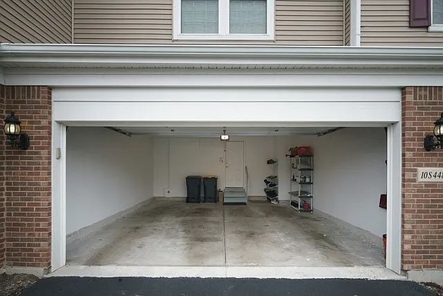 10S448 Carrington Cir — Photo 7