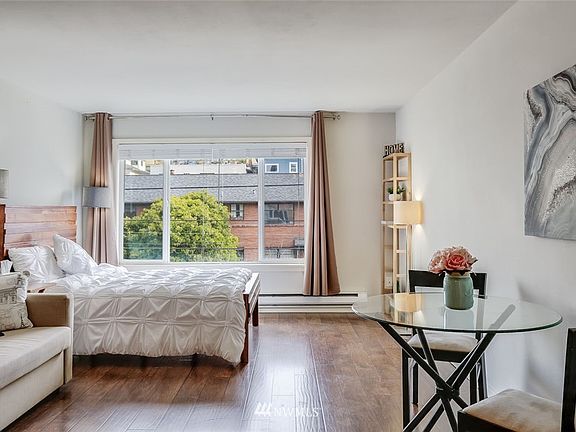Convenient top floor studio