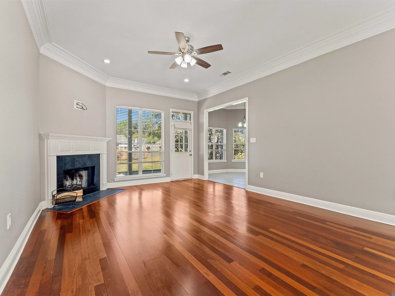 4 bed, 2086 sqft, $2,300 — Photo 2