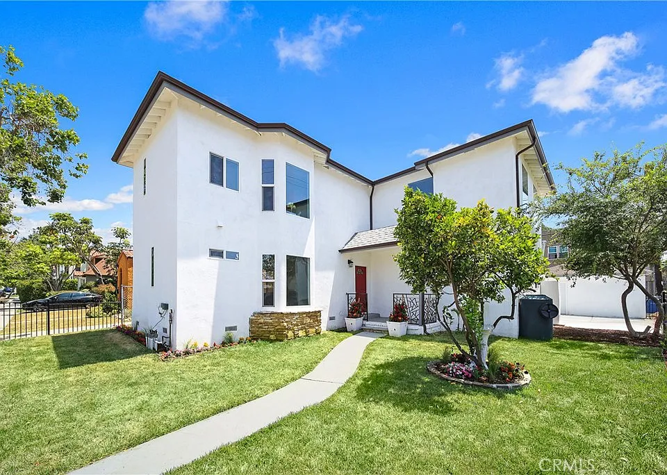 1372 Carmona Ave
