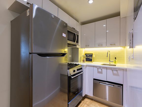3rd image of 230 E 44th St APT 4P