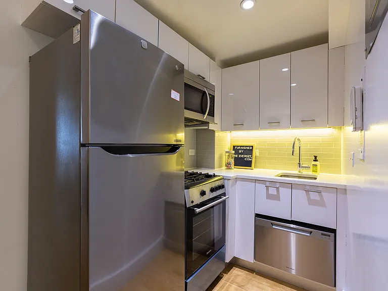 230 E 44th St #3P — Photo 3