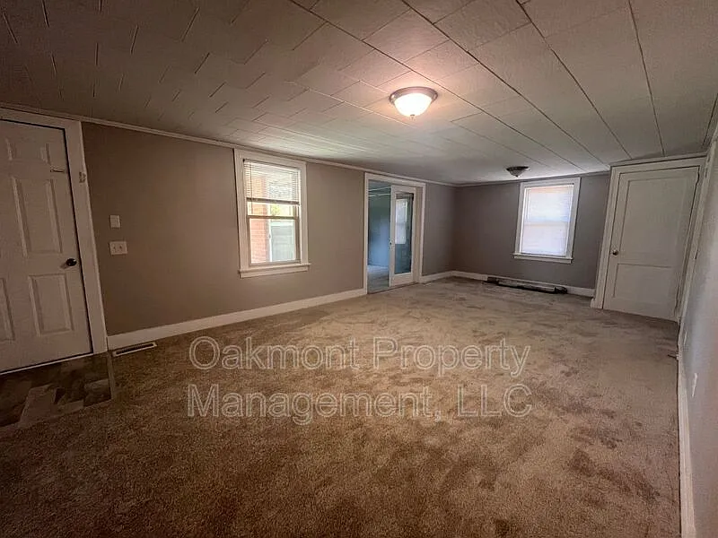3 bed, 1.0 bath, 1600 sqft, $1,395 — Photo 3