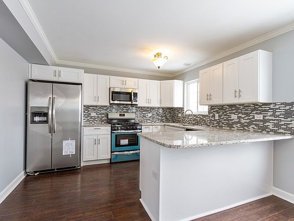 3rd image of 830 Crossland Dr