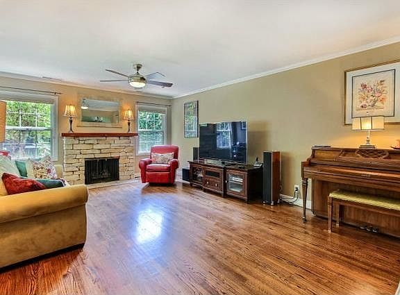 3rd image of 1009 Westwood Dr