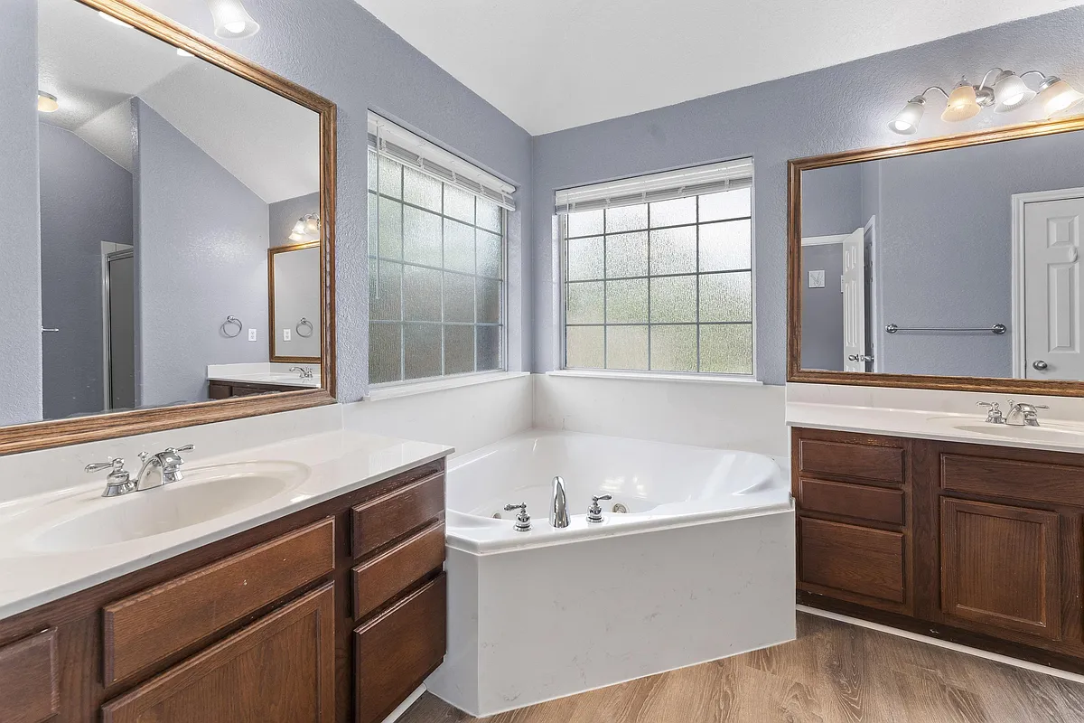 Private Master Bath with Jacuzzi and separate shower - Merlin Dr