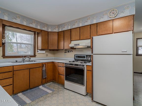 4th image of 109 E 8th St
