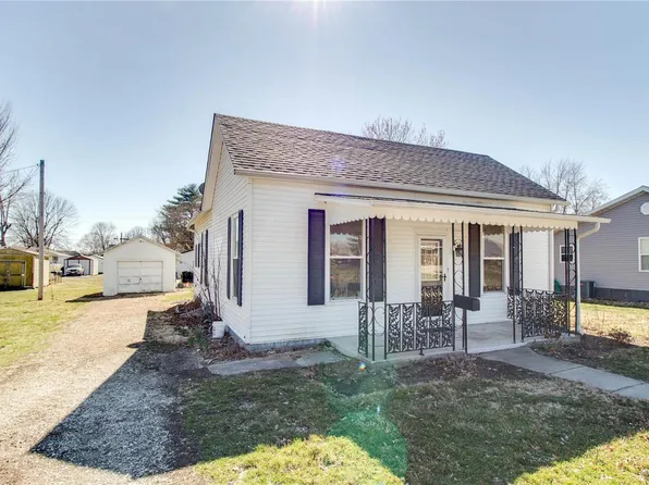 209 Sycamore St, Carrollton, IL 62016