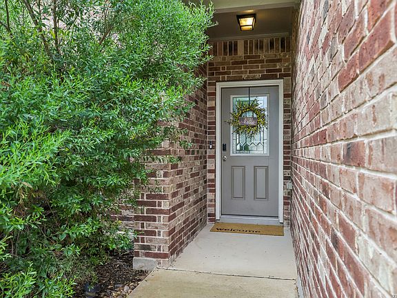3rd image of 2685 McCrae