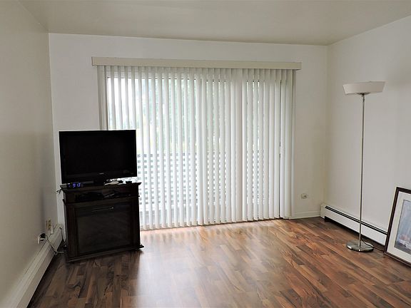 3rd image of 5733 W 103rd St APT 2W