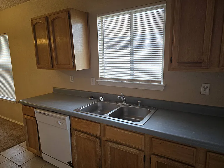 12105 Castle View Way — Photo 7
