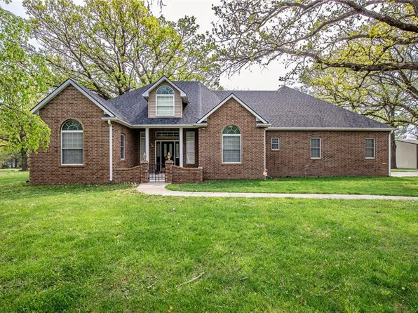 1037 S Sycamore St, Ottawa, KS 66067