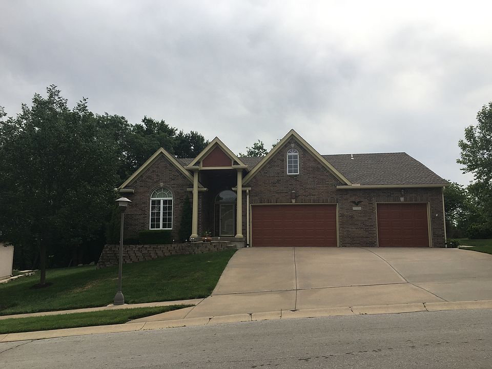 Oversized garage & driveway 