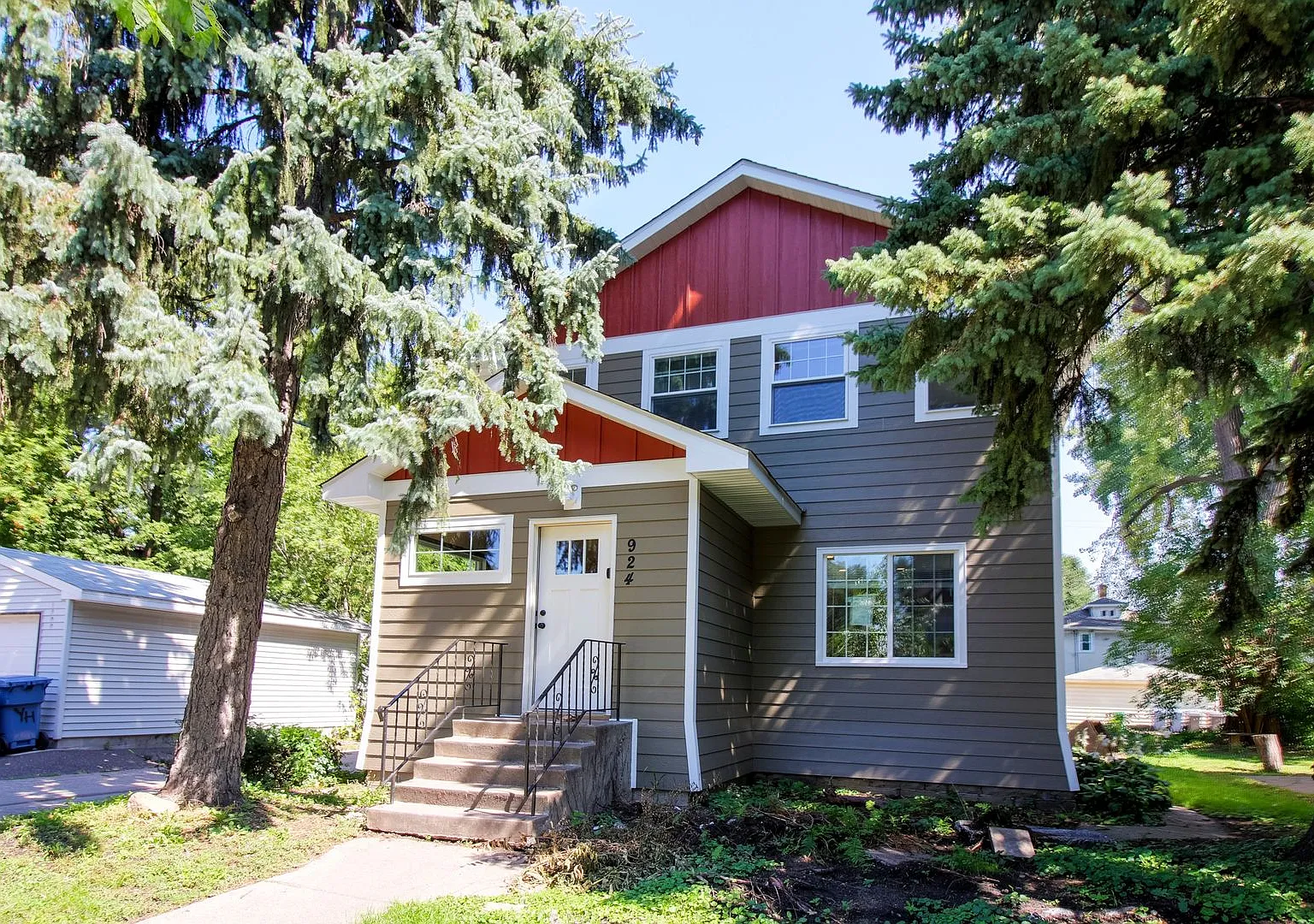 Fully Renovated 5-Bedroom House Close to U of M Campus — Photo 1