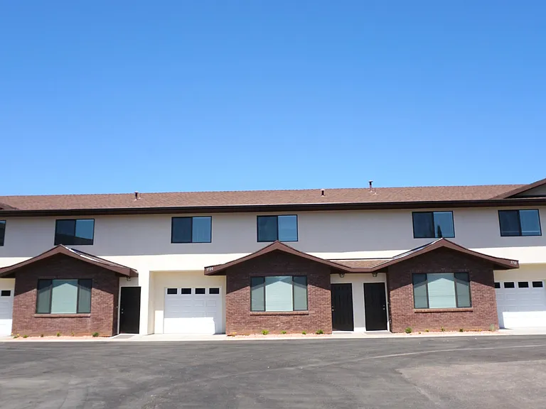 3720 Gates Cir — Photo 1