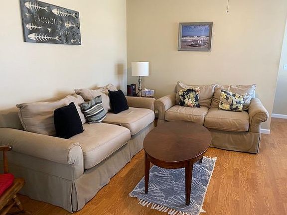 Living room - lots of seating