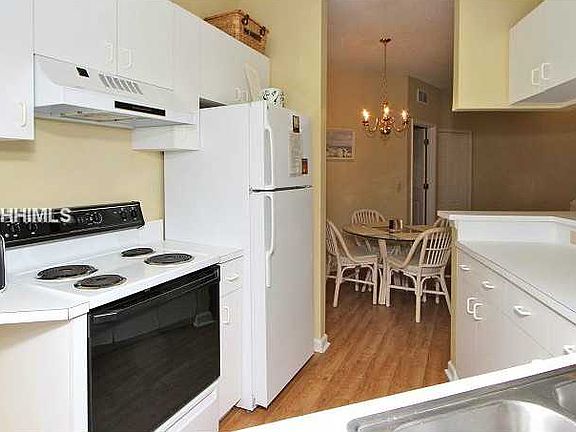 5th image of 19 Lemoyne Ave APT 40