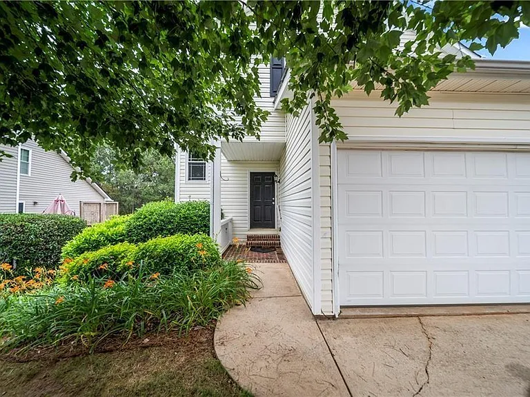 156 Stoneforest Dr — Photo 2