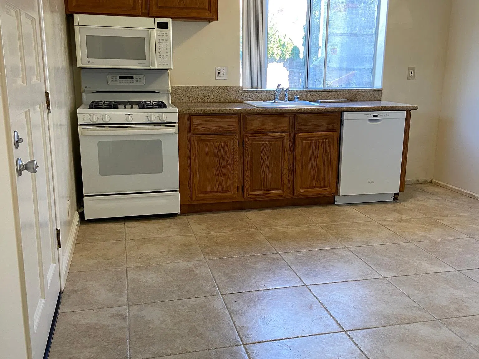 1 bed, 430 sqft, $2,095 — Photo 2