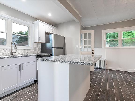 3rd image of 35 Oakley St