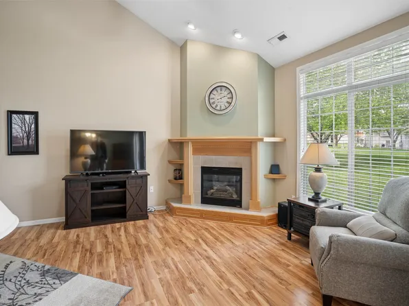 900 67th St Unit 1003, West Des Moines, IA 50266