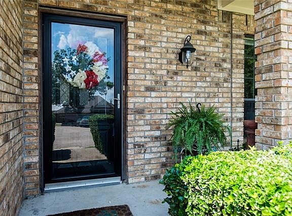 5th image of 1833 Knob Hill Dr