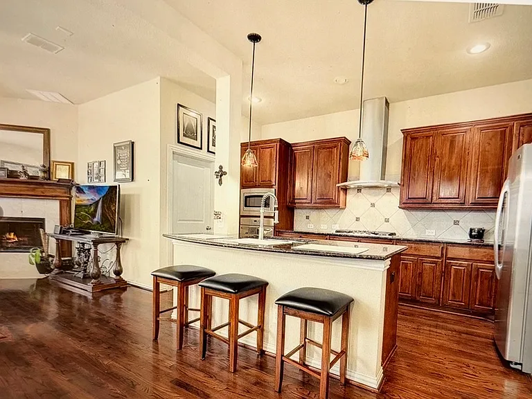3108 Hereford Dr — Photo 4