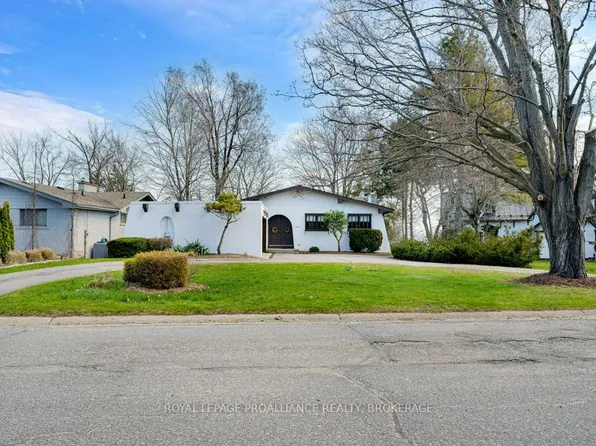 807 Wartman Ave, Kingston, ON K7M 4M3