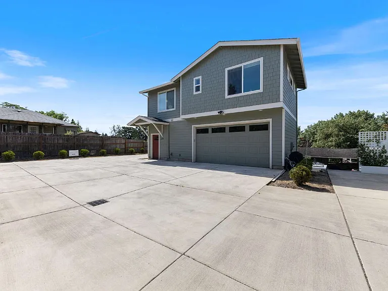 210 NE Ford St — Photo 2