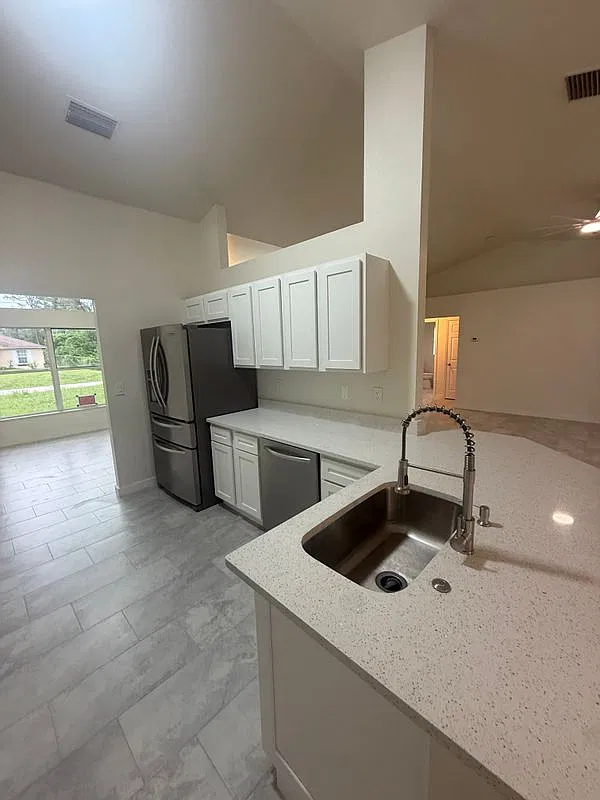 4 bed, 2.0 bath, 2143 sqft, $2,395 — Photo 4