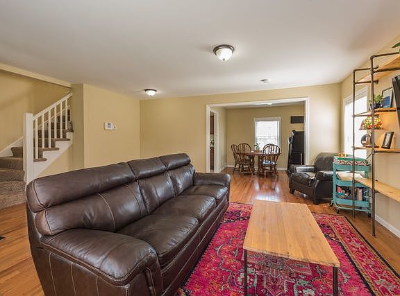 3rd image of 509 N Laverne Ave