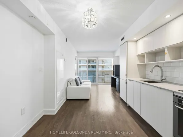 89 McGill St #703, Toronto, ON M5B 0B1