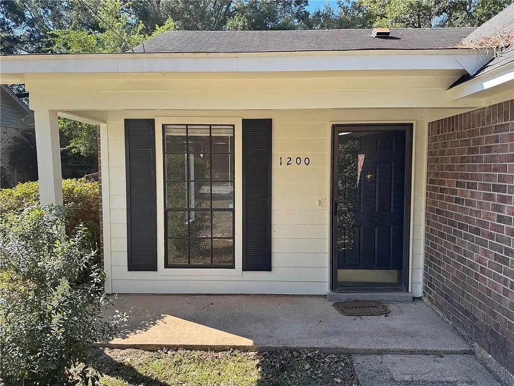 3 bed, 1.5 bath, 1151 sqft, $1,500 — Photo 2