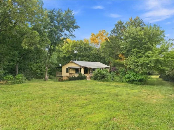 17052 Dempsey Rd, Leavenworth, KS 66048
