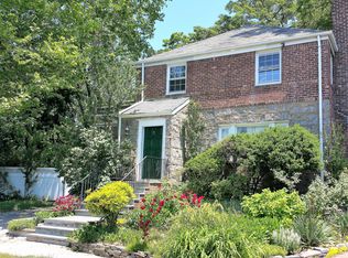 1 Damson Ln, Valley Stream, NY 11581