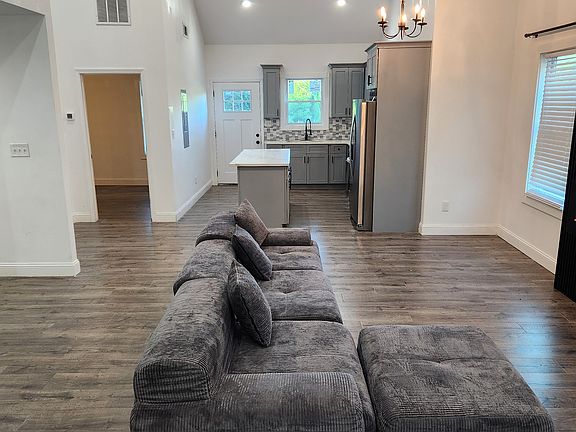 2nd image of 1114 Oak Knoll Ter SE