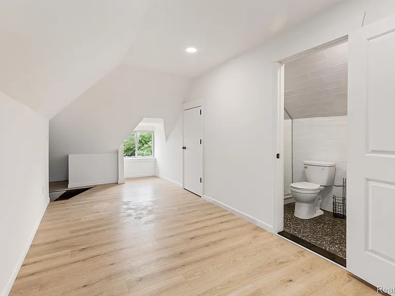 314 Hendrie St — Photo 29
