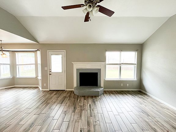 5th image of 2704 Woodlands Dr