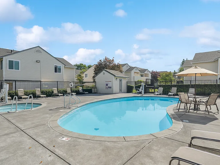 Emerald Pointe — Photo 8