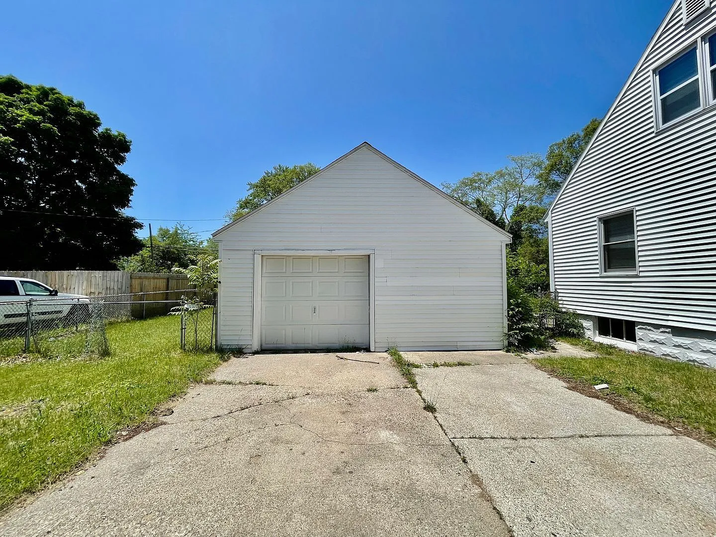 3 bed, 1.0 bath, 1092 sqft, $1,395 — Photo 2