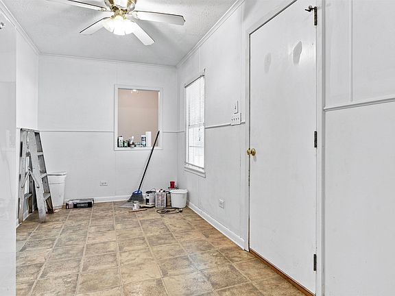 5th image of 809 Schriever St