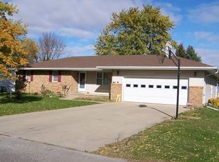 102 W Amber Dr, Fairbury, IL 61739