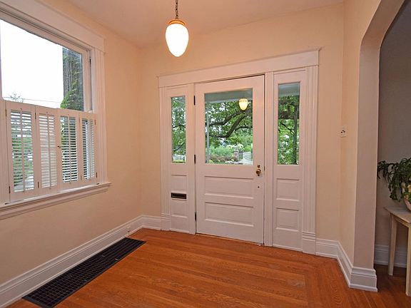3rd image of 3098 Losantiville Ave