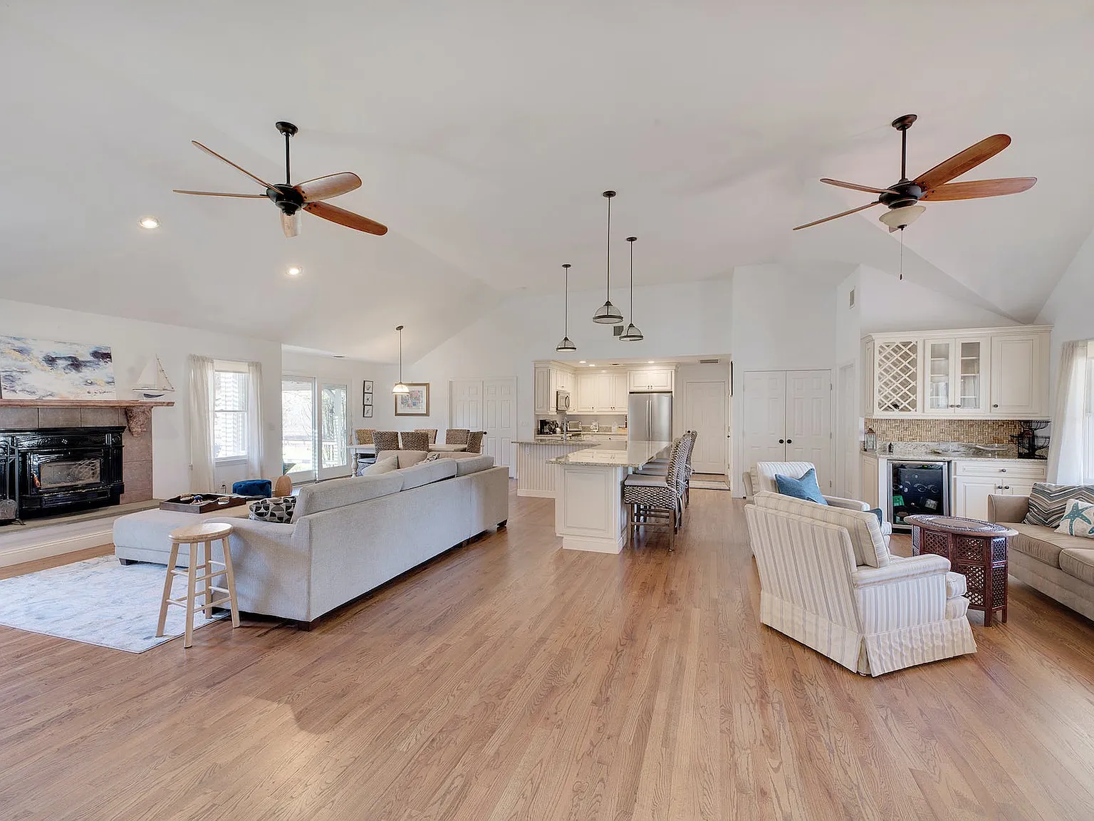 3 Bedroom, 2 Bath Home with Heated Inground Pool Near Beach — Photo 3